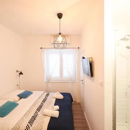 Πανσιόν Lopwi Old Town Ground Floor 3*