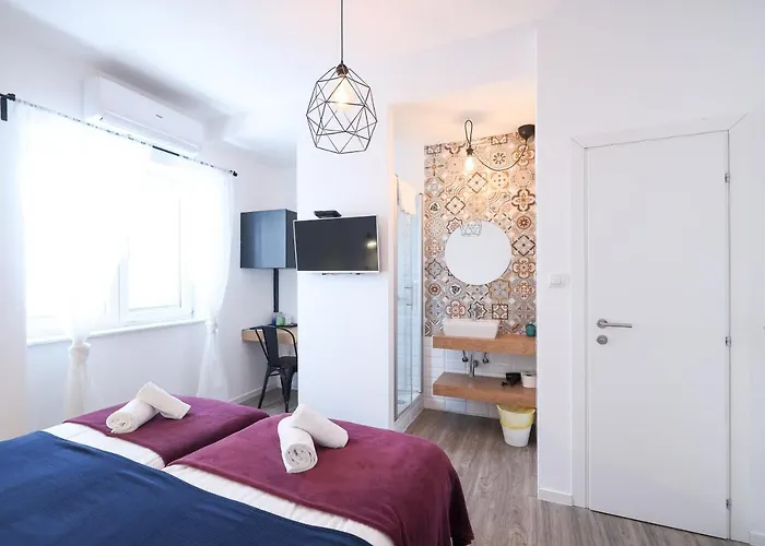 Lopwi Old Town Ground Floor Pensionat 3*